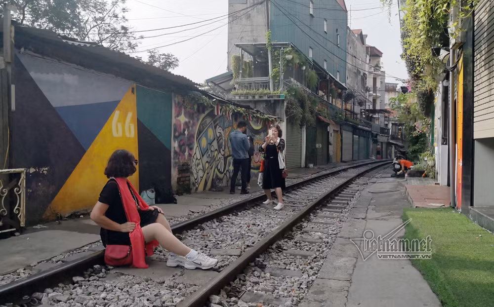 “Quán có kẻ vạch để du khách biết đứng ở vị trí an toàn”, ông Tuấn Anh nói và cho hay, có những du khách mải chụp ảnh, ra ngoài vị trí hành lang thì sẽ dùng tiếng anh tuyên truyền, thậm chí kéo du khách vào.