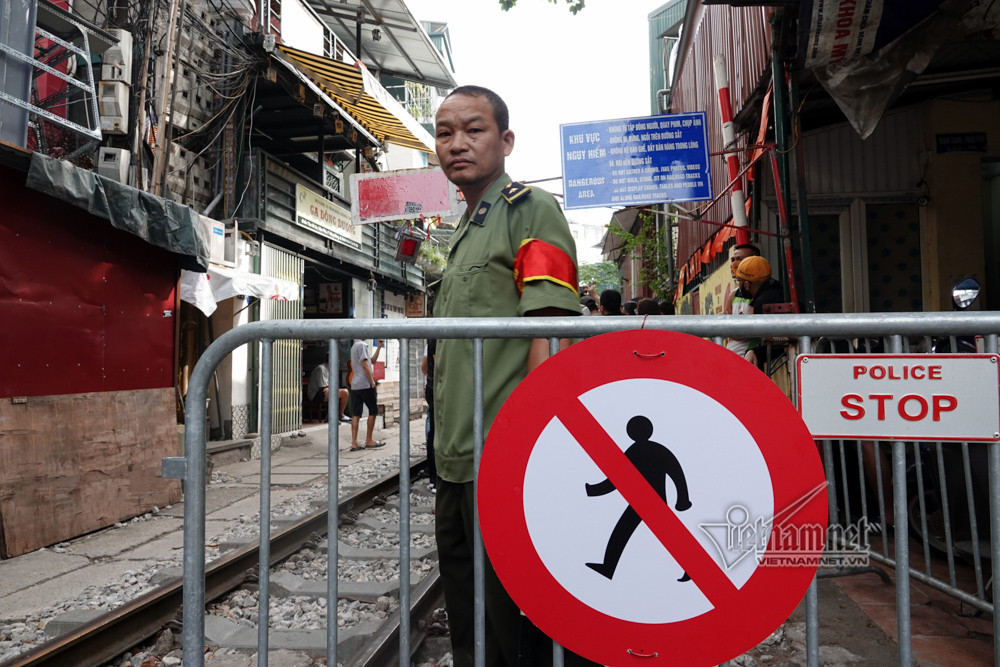 8h, biển cấm, rào chắn được dựng lên trên tất cả các lối dẫn vào phố cà phê đường tàu Phùng Hưng