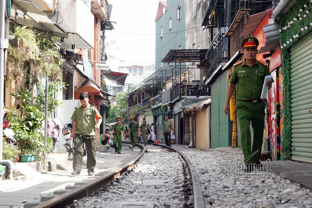 Thượng tá Bùi Văn Đang, phó Trưởng Công an quận Hoàn Kiếm cho biết: Công an quận chỉ đạo công an 3 phường Hàng Bông, Cửa Đông, Cửa Nam nơi có tuyến đường sắt chạy qua, tuyên truyền vận động xử lý những hành vi gây mất trật tự ATGT. Từ ngày 10/10 chúng tôi sẽ cấm toàn bộ du khách đến đây chụp ảnh, tham quan, uống cà phê từ 8h đến 22h hàng ngày.