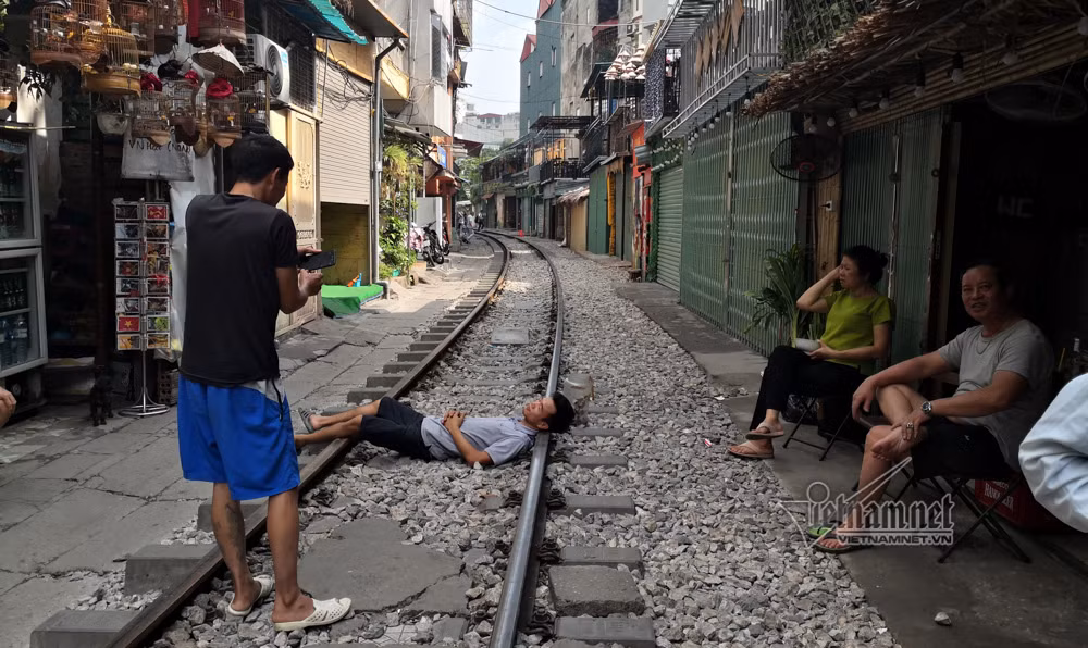 Anh Nguyễn Xuân Hữu, chủ một quán cà phê, quá rảnh việc khi đoạn phố bị cấm nên nằm vắt ngang đường tàu chụp ảnh