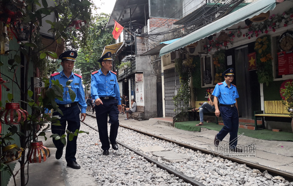 Để đảm bảo an ninh cũng như trật tự ATGT đường sắt một cách tốt nhất, Công quận Hoàn Kiếm họp triển khai lực lượng liên ngành cùng GTTT, tự quản, công an 3 phường Cửa Đông, Hàng Bông và Công an Cửa Nam và Phòng CSGT Công an TP Hà Nội tiếp tục tuyên truyền từng hộ và vận động ký cam kết đảm bảo ATGT đường sắt.
