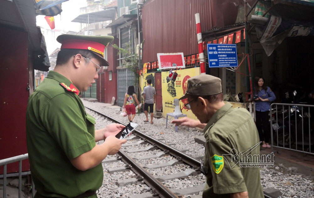 “Bố mẹ tôi làm trong ngành đường sắt nên chúng tôi hiểu về qui luật của tàu chạy và sự nguy hiểm của việc không chấp hành ATGT đường sắt khi tàu chạy qua. Tôi đã nhiều lần tuyên truyền ATGT đường sắt cho du khách mỗi khi đến quán ngồi uống cà phê", ông Tuấn Anh chia sẻ.