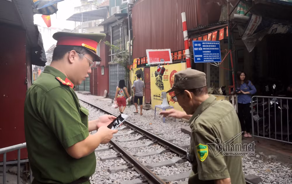 “Bố mẹ tôi làm trong ngành đường sắt nên chúng tôi hiểu về qui luật của tàu chạy và sự nguy hiểm của việc không chấp hành ATGT đường sắt khi tàu chạy qua. Tôi đã nhiều lần tuyên truyền ATGT đường sắt cho du khách mỗi khi đến quán ngồi uống cà phê", ông Tuấn Anh chia sẻ.