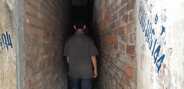 Tang gia tren pho co: Duc tuong dua quan tai xuong, nguoi gia so khong dam mat o nha-Hinh-2