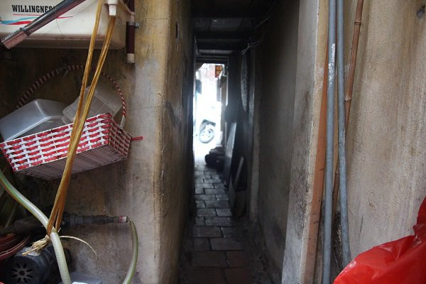 Tang gia tren pho co: Duc tuong dua quan tai xuong, nguoi gia so khong dam mat o nha