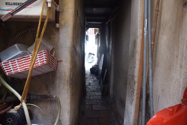 Tang gia tren pho co: Duc tuong dua quan tai xuong, nguoi gia so khong dam mat o nha