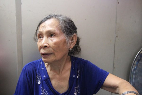 Tang gia tren pho co: Duc tuong dua quan tai xuong, nguoi gia so khong dam mat o nha-Hinh-4