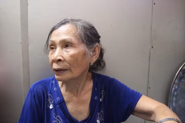 Tang gia tren pho co: Duc tuong dua quan tai xuong, nguoi gia so khong dam mat o nha-Hinh-4