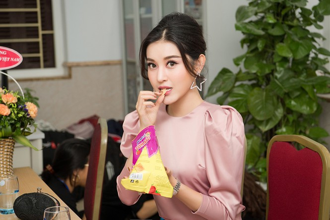 Sau khi xác nhận sẽ ngồi ghế giám khảo Miss Charm International lần đầu tiên được tổ chức ở Việt Nam cùng với Hoa hậu Hoàn vũ thế giới 2015 Pia Wurtzbach, Hoa hậu Thế giới 2013 Megan Young thì vừa qua Huyền My lại tiếp tục được các bạn sinh viên trường ĐH Hà Nội yêu mến mời vào ghế giám khảo.