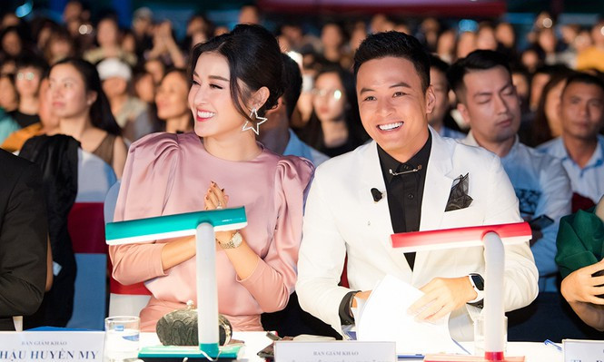 Vẻ điển trai và lịch lãm của nam diễn viên khiến cho các fans nữ có mặt ở sự kiện không khỏi xiêu lòng.