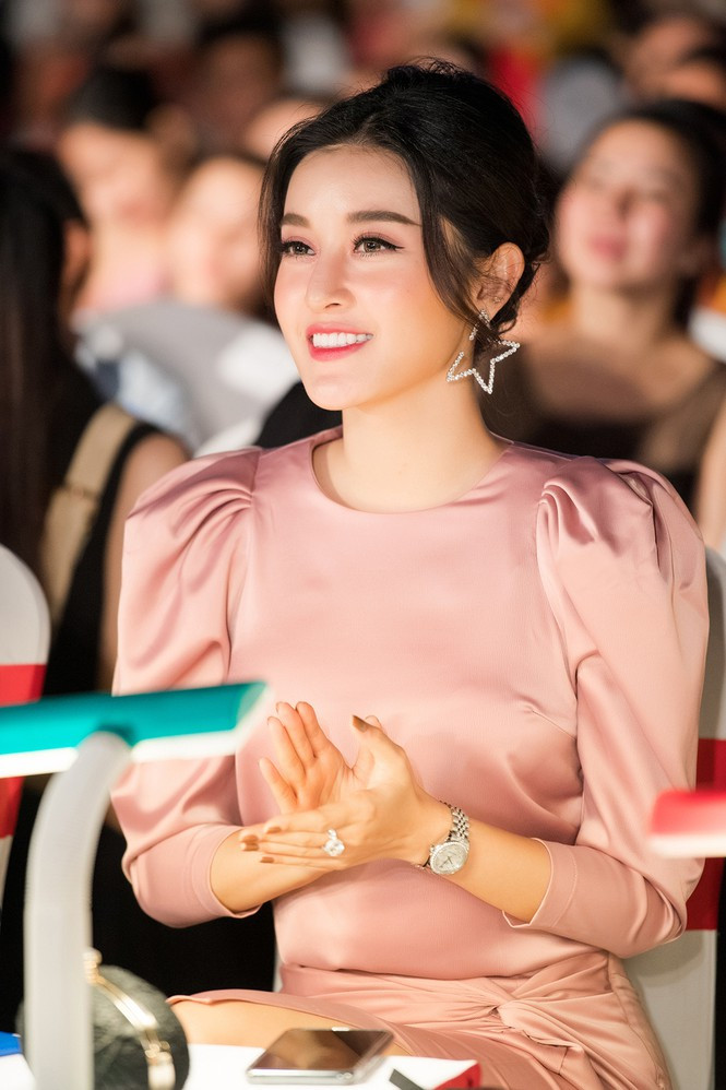 Huyền My xinh đẹp trên ghế nóng.