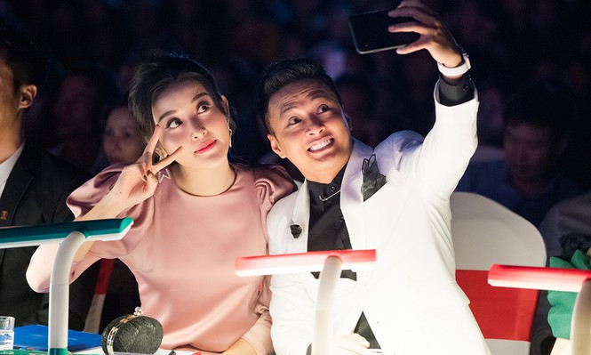 Từng làm việc chung ở nhiều sự kiện, Huyền My và Hồng Đăng khá thân thiết. Cả hai cũng không ngần ngại khi có những cử chỉ tình tứ, thân mật trên ghế nóng khiến fans ‘bấn loạn’.