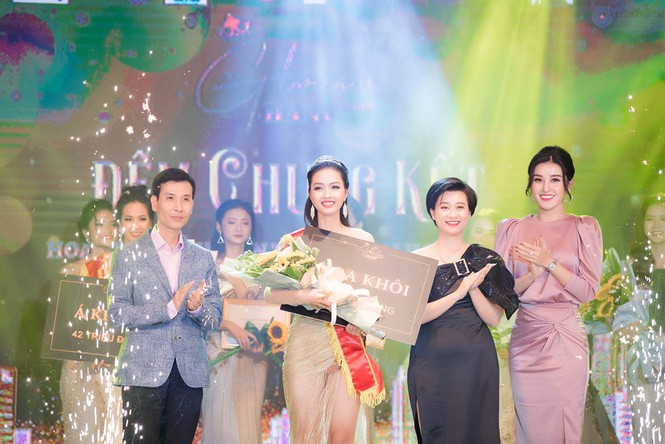 Á hậu Huyền My trao giải cho tân hoa khôi của ĐH Hà Nội.