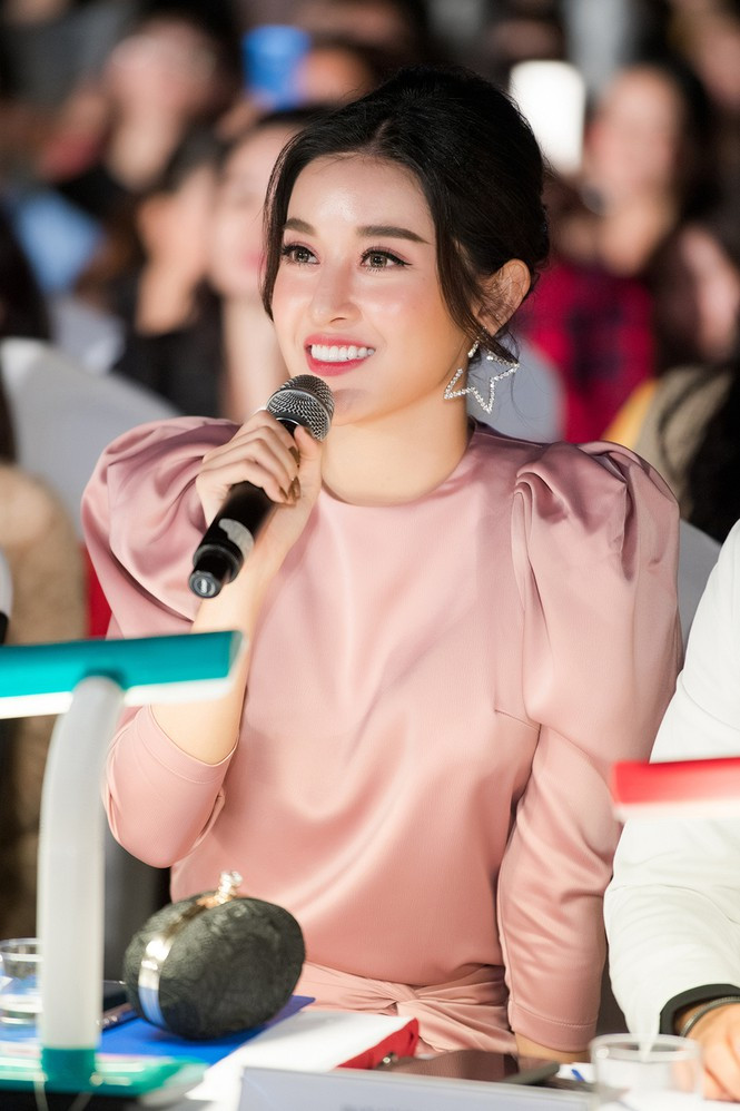 Có thể nói với hình ảnh đẹp bền vững sau 5 năm và sự hoạt động năng nổ trên nhiều lĩnh vực nghệ thuật, Huyền My đang là một hình tượng rất được yêu mến của giới trẻ.