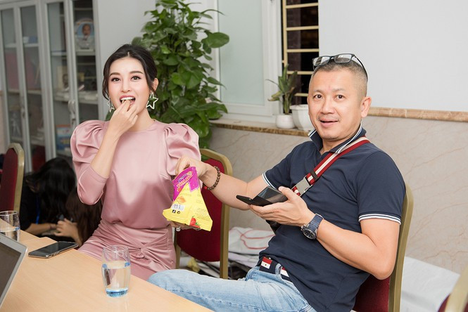 Cô được bố tháp tùng vào tới tận hậu trường của sự kiện. Mặc dù đã bước qua tuổi ngũ tuần nhưng bố Huyền My vô cùng trẻ trung, năng động khiến các fans của cô cũng phải ngưỡng mộ.