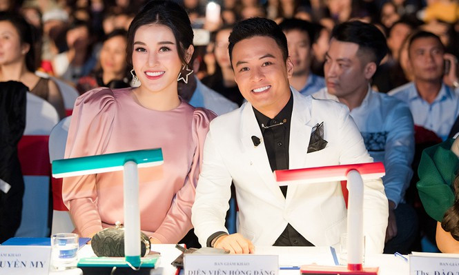 Cùng đảm nhận vai trò giám khảo trên ghế nóng với Huyền My là diễn viên Hồng Đăng.