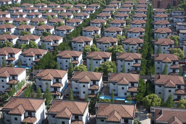 Điều đáng nói là Hoa Tây đã đi lên từ một ngôi làng nghèo khó để xây dựng cơ ngơi đường sá, nhà ở hoành tráng. Hàng năm, rất nhiều du khách cũng tới đây để tham quan và xem độ giàu của ngôi làng này.