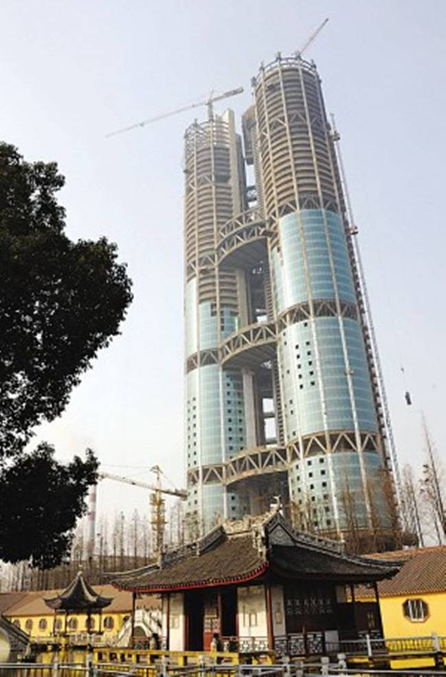 Ở thời điểm xây dựng khách sạn này, mỗi hộ trong làng đều chung tay góp tiền và như là cổ đông của khách sạn.