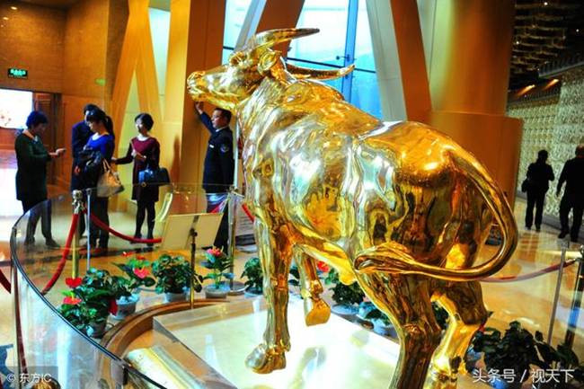 Ngay khi bước vào khu lễ tân, khách đã cảm nhận được sự sang chảnh với màu vàng được trang trí ở nhiều nơi.