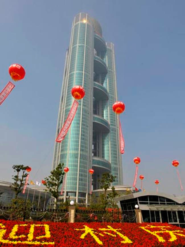 Bên trong có tượng trâu làm bằng vàng nguyên chất trị giá 300 triệu nhân dân tệ được đặt tại tầng 60 của khách sạn.