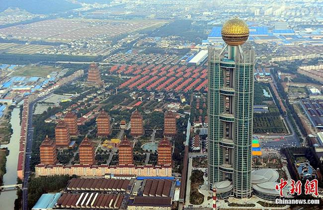 Hoa Tây từng được biết đến là ngôi làng giàu có ở Trung Quốc. Trong làng không chỉ có các biệt thự sang chảnh cho người dân ở mà làng còn xây hẳn một khách sạn cao tầng.