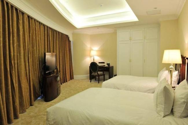 Ở tầng 61, khách sạn có một vườn hoa và hồ bơi lớn.