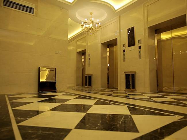 Ở tầng 2 có một trung tâm mua sắm.