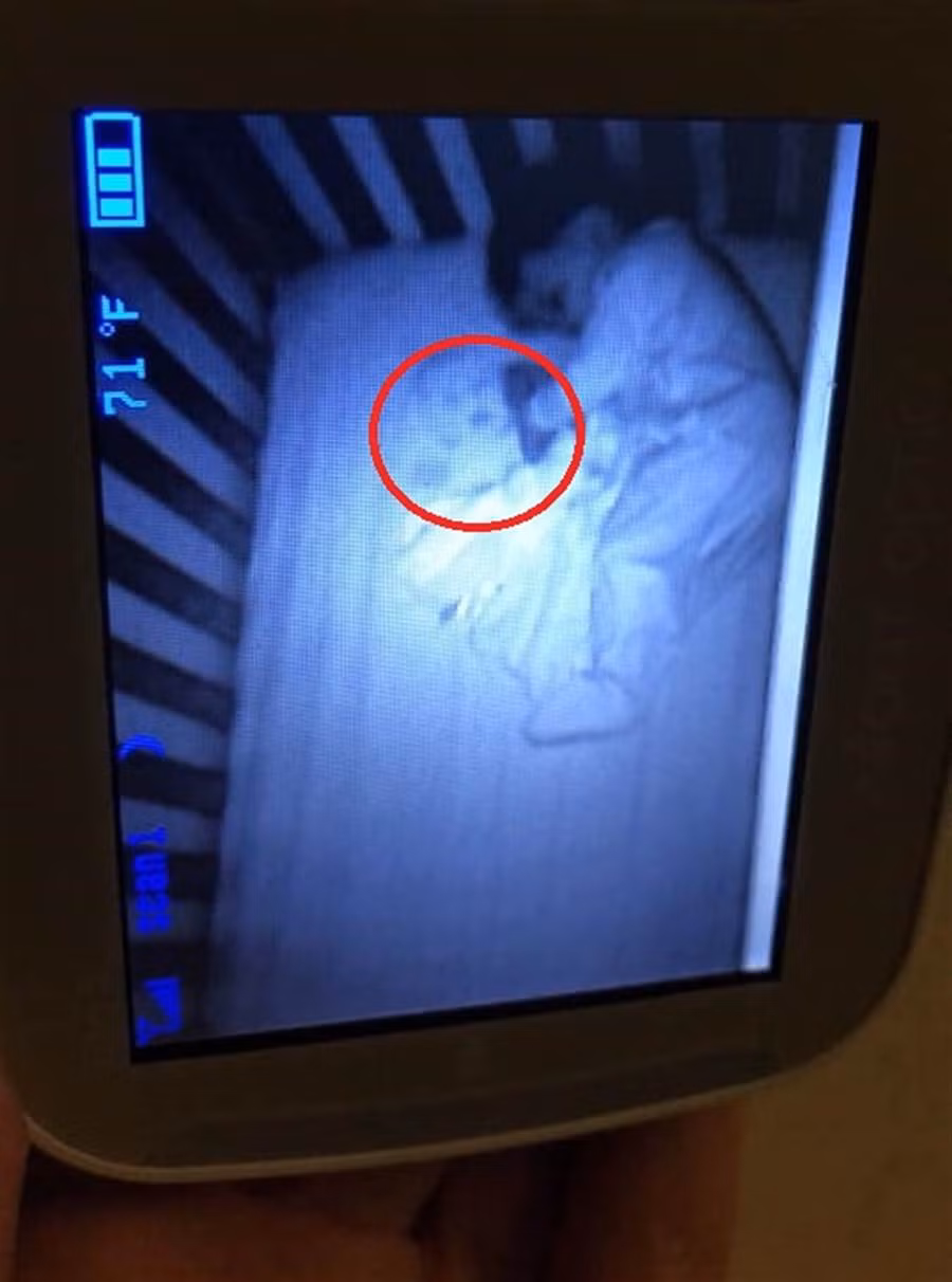 Xem camera thấy "em bé ma" trong phòng con, sự thật dở khóc dở cười Xem camera thay