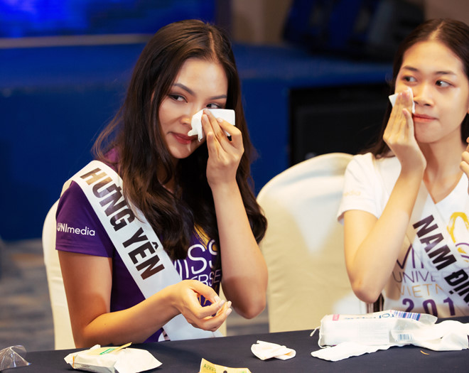 Sáu thí sinh này sau đó phải tẩy trang toàn bộ để bước vào phần thi mặt mộc. Ban giám khảo sẽ chọn lựa 3 gương mặt có làn da tự nhiên đẹp nhất.