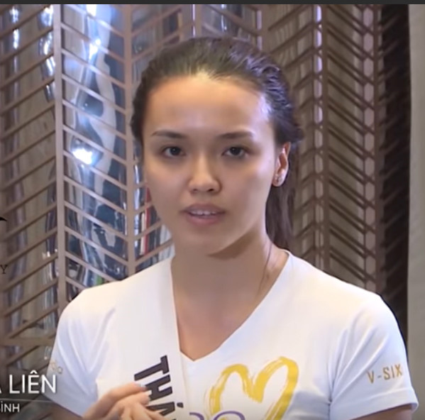 Thí sinh Vũ Thị Hòa Liên, đến từ Thái Bình, tự tin có mặt trong top 6. Sau khi tẩy bỏ lớp trang điểm, gương mặt cô không còn sắc sảo như trước.