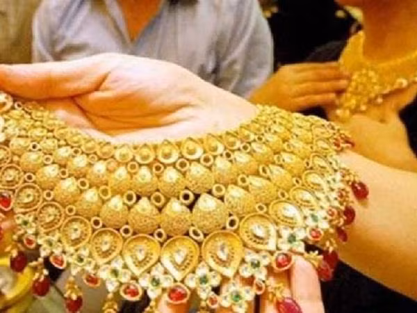 Gia vang hom nay 27/10: Lang im cho quyet dinh cua Fed