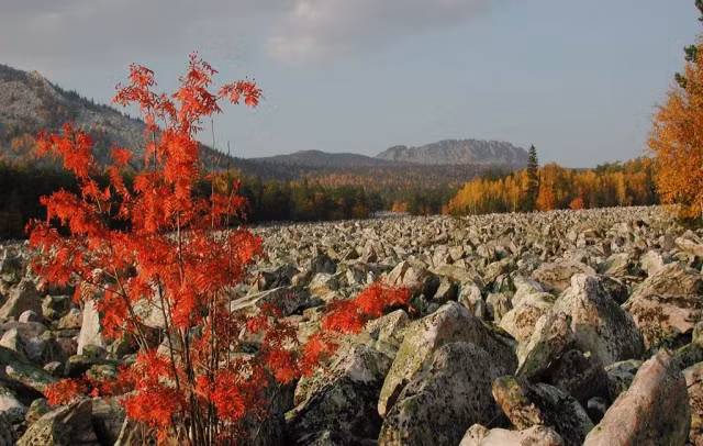 Tại khu vực núi Taganay, phía nam dãy Ural thuộc vùng Chelyabinsk Oblas, Nga, có một con sông kỳ lạ, gọi là dòng sông đá.