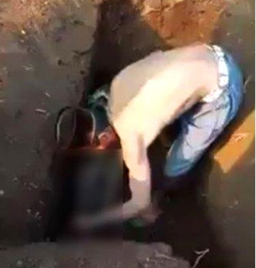 Nho thuong nguoi me da khuat, nam thanh nien dao mo mang thi the ve nha