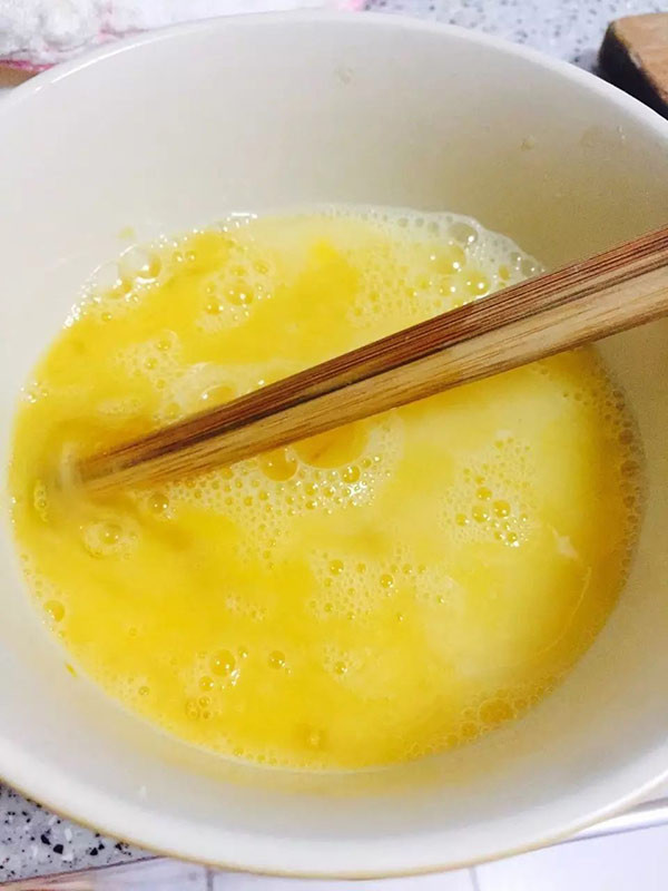 Thay con dau do nuoc vao trang trung, me chong tuc gian va cai ket