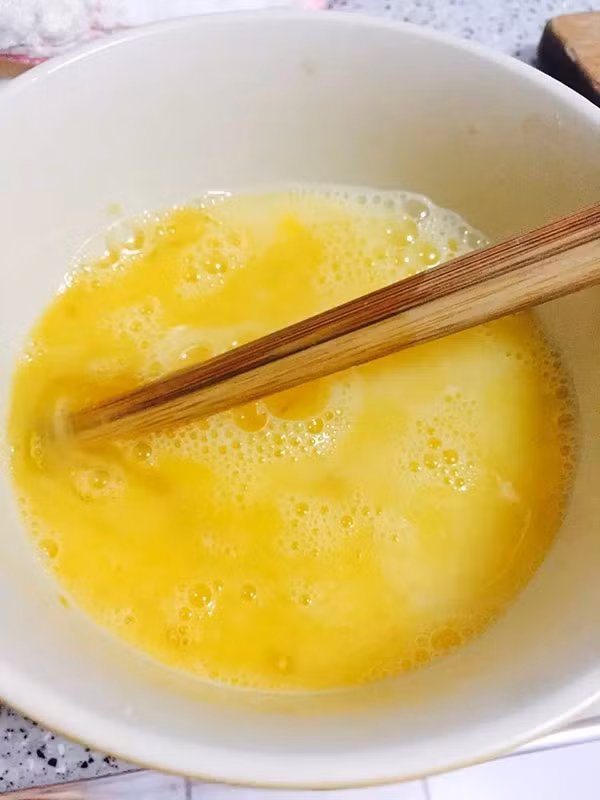 Thay con dau do nuoc vao trang trung, me chong tuc gian va cai ket