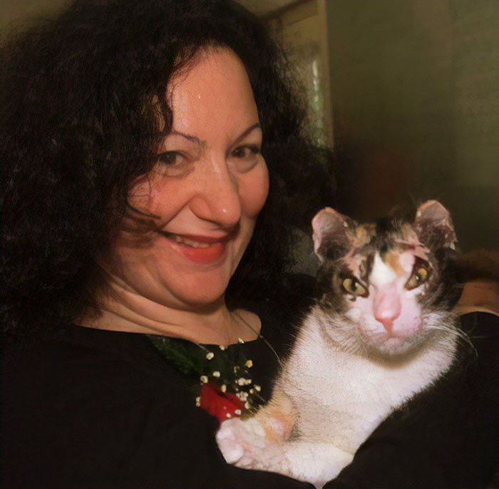 Scarlett, vì cứu đàn con thơ của mình, đã bị bỏng nặng trong một vụ cháy.