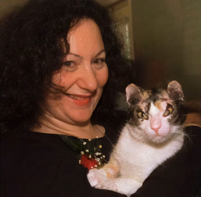 Scarlett, vì cứu đàn con thơ của mình, đã bị bỏng nặng trong một vụ cháy.