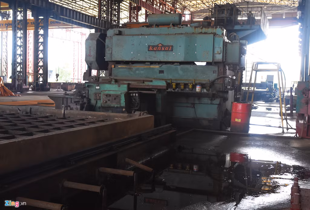 Thiết bị ngưng hoạt động kéo dài bên nền nhà xưởng ngập nước mưa thấm dột.