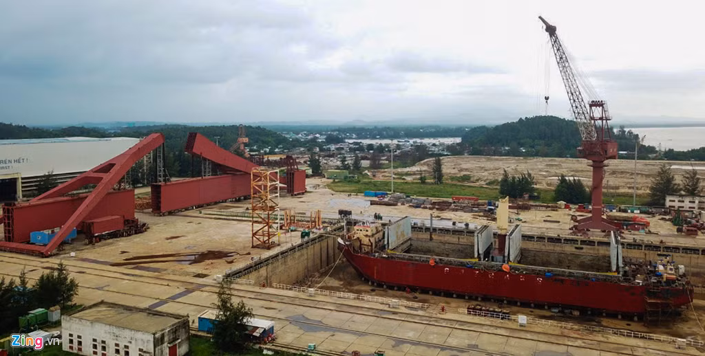 Do những khó khăn từ thời Vinashin liên tục nhiều năm qua, nhà máy chìm trong thua lỗ, nợ lương. Gần đây tình hình kinh doanh có cải thiện nhưng doanh nghiệp vẫn chưa xóa bỏ được khoản lỗ lũy kế lên đến hàng nghìn tỷ đồng.