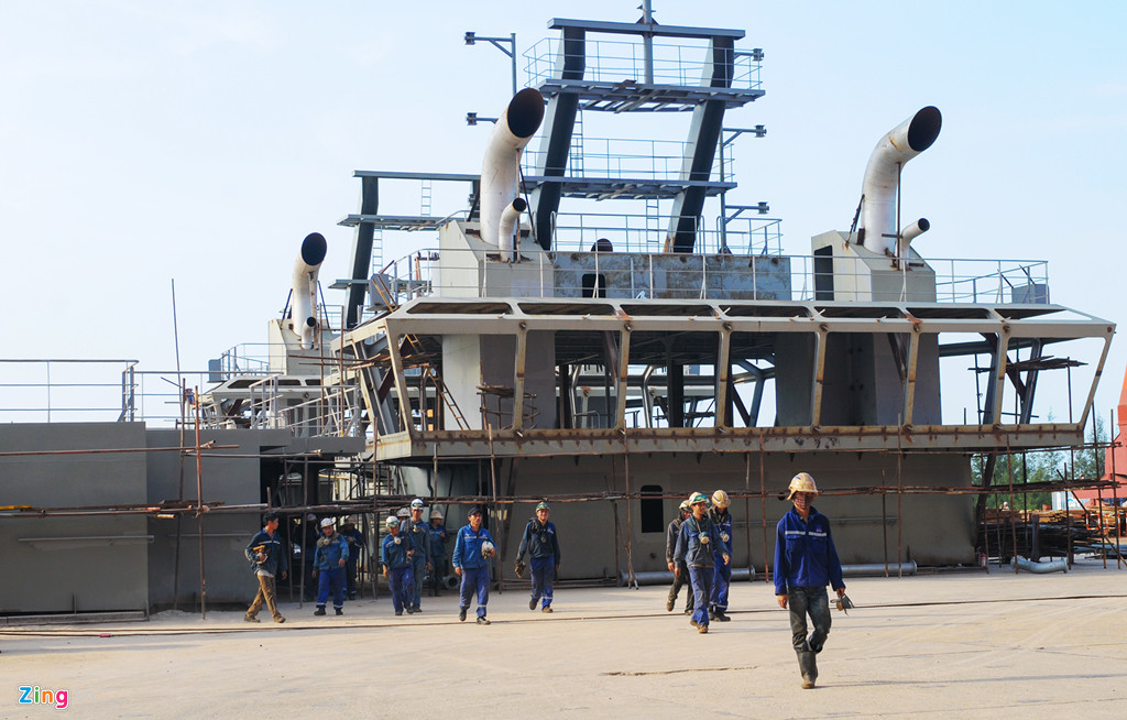 Báo cáo tài chính của DQS cho thấy từ khi tiếp nhận nhà máy đóng tàu Dung Quất vào tháng 6/2010 đến nay, PVN không những không giảm lỗ mà lỗ phát sinh lên hàng nghìn tỷ đồng (chủ yếu do các khoản nợ cũ Vinashin với các tổ chức tín dụng phát sinh lãi chồng chất). Không chỉ vốn chủ sở hữu ở DQS bị âm tới 1.152 tỷ đồng, tổng các khoản nợ phải trả của DQS cũng lên tới gần 7.000 tỷ đồng.