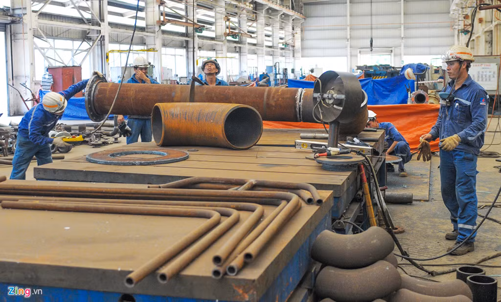 Nợ nần chồng chất, giai đoạn đầu nhà máy có hơn 2.000 lao động đến nay chỉ còn khoảng 662 người. 9 tháng đầu năm, DQS nỗ lực tìm kiếm khách hàng, tiếp tục thi công sửa chữa các tàu dịch vụ, lắp đặt kết cấu, sơn, bảo dưỡng các công trình... duy trì thu nhập cho đội ngũ lao động khoảng 9,5 triệu đồng mỗi tháng/người.