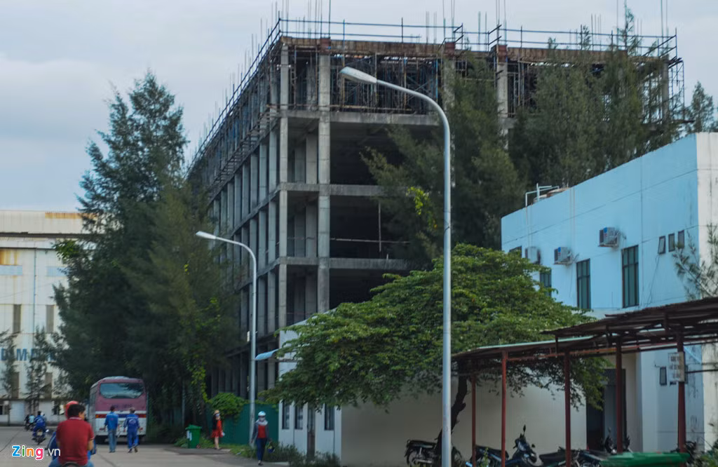 Khối nhà làm việc thi công dở dang, đình trệ ở nhà máy đóng tàu Dung Quất. Trước khoản nợ "khổng lồ", doanh nghiệp kiến nghị cơ quan chức năng làm việc với các ngân hàng tạo điều kiện cho khoanh nợ gốc vay dự án đến khi có kết luận của Thủ tướng về xử lý DQS. Trước mắt, PVN cần hỗ trợ thanh lý tài sản không cần dùng, hỗ trợ DQS tái cơ cấu, tìm kiếm các đối tác chiến lược nhằm phục hồi sản xuất.