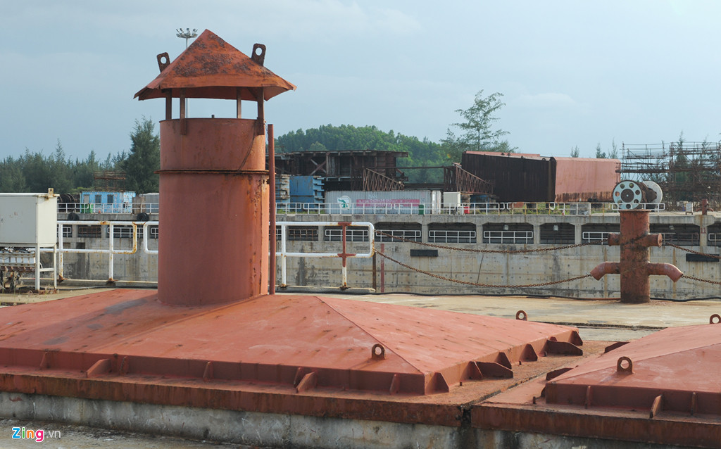 Vướng mắc lớn nhất của Công ty TNHH MTV Công nghiệp tàu thủy Dung Quất là phải chịu gánh nặng tài chính lớn do thua lỗ từ thời kỳ chủ sở hữu là Vinashin; chi phí tài sản cố định quá lớn trong khi không có khách hàng để khai thác hết công suất các hạng mục đã đầu tư.