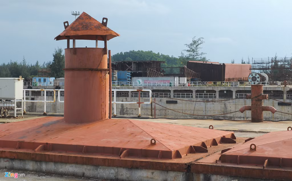 Vướng mắc lớn nhất của Công ty TNHH MTV Công nghiệp tàu thủy Dung Quất là phải chịu gánh nặng tài chính lớn do thua lỗ từ thời kỳ chủ sở hữu là Vinashin; chi phí tài sản cố định quá lớn trong khi không có khách hàng để khai thác hết công suất các hạng mục đã đầu tư.