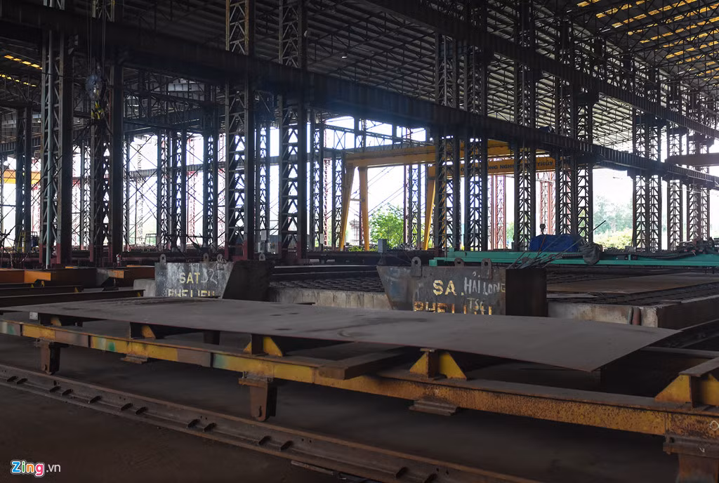 Nhiều nhà xưởng sản xuất vắng bóng người lao động. "Khó khăn về tài chính nên DQS tiếp tục gánh chịu các khoản chi phí phân bổ hàng năm lớn, cơ sở vật chất không hoàn thiện, chưa đồng bộ, xuống cấp... làm giảm khả năng cạnh tranh về đơn giá trong công tác đấu thầu và trúng thầu", ông Hải nói.