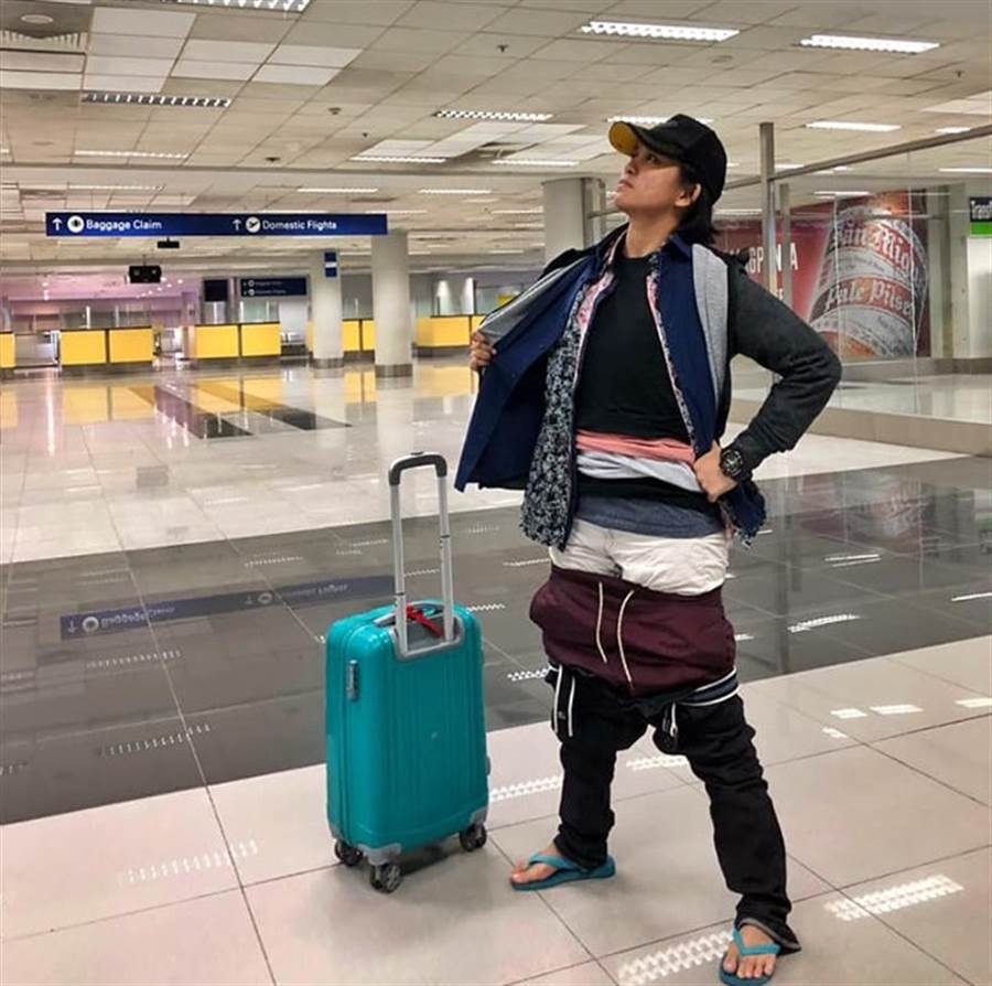 Hanh ly qua can, nguoi phu nu lam chuyen... nhan vien hang khong 