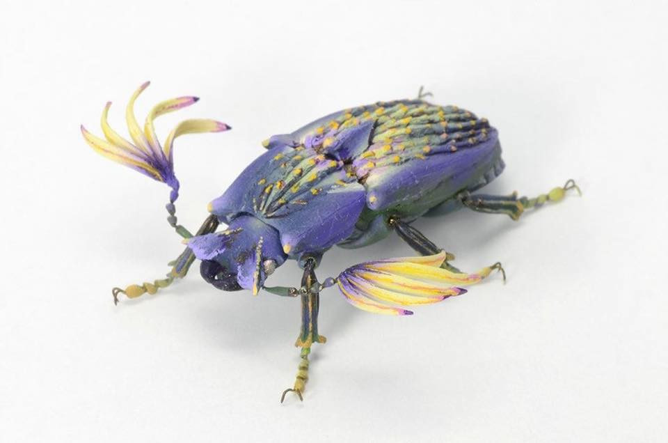 Có thể thấy, để hoàn thành một con côn trùng từ hoa cỏ, nghệ sĩ Hiroshi Shino đã phải mất rất nhiều thời gian và tâm huyết. Từ khâu lên ý tưởng trong đầu, đến khâu chọn nguyên, vật liệu, kế tiếp là cắt ghép, chắp nối tạo thành hình, cuối cùng là sơn phủ màu... tất cả đều ngốn của nghệ sĩ tài năng người Nhật Bản một khối lượng thời gian khổng lồ.