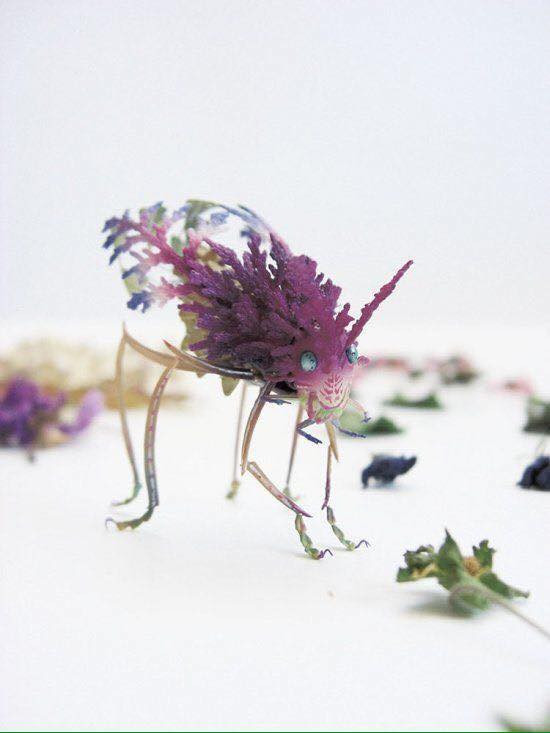 Bên cạnh các vật liệu tự nhiên như hoa, cỏ, vỏ cây... Hiroshi Shino cũng sử dụng ống hút bằng nhựa, đồng và sơn acrylic để hoàn thiện tác phẩm.