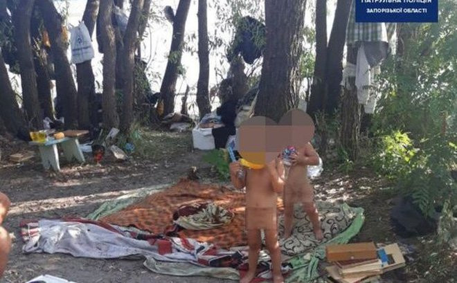 Cap doi bo roi con ruot giua duong vi ly do choang vang