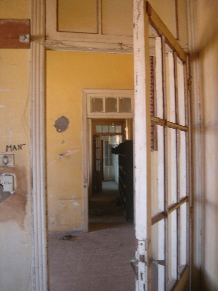 Hiện tại, ngôi nhà không có ai ở, nhưng chính quyền địa phương cũng không muốn phá dỡ nó. Bởi ngôi nhà thực sự có ý nghĩa lịch sử, như một lời nhắc nhở về mối thù truyền kiếp của hai anh em. Đồng thời, nơi này cũng quá nhỏ để xây dựng bất cứ thứ gì, lại thu hút khách du lịch.